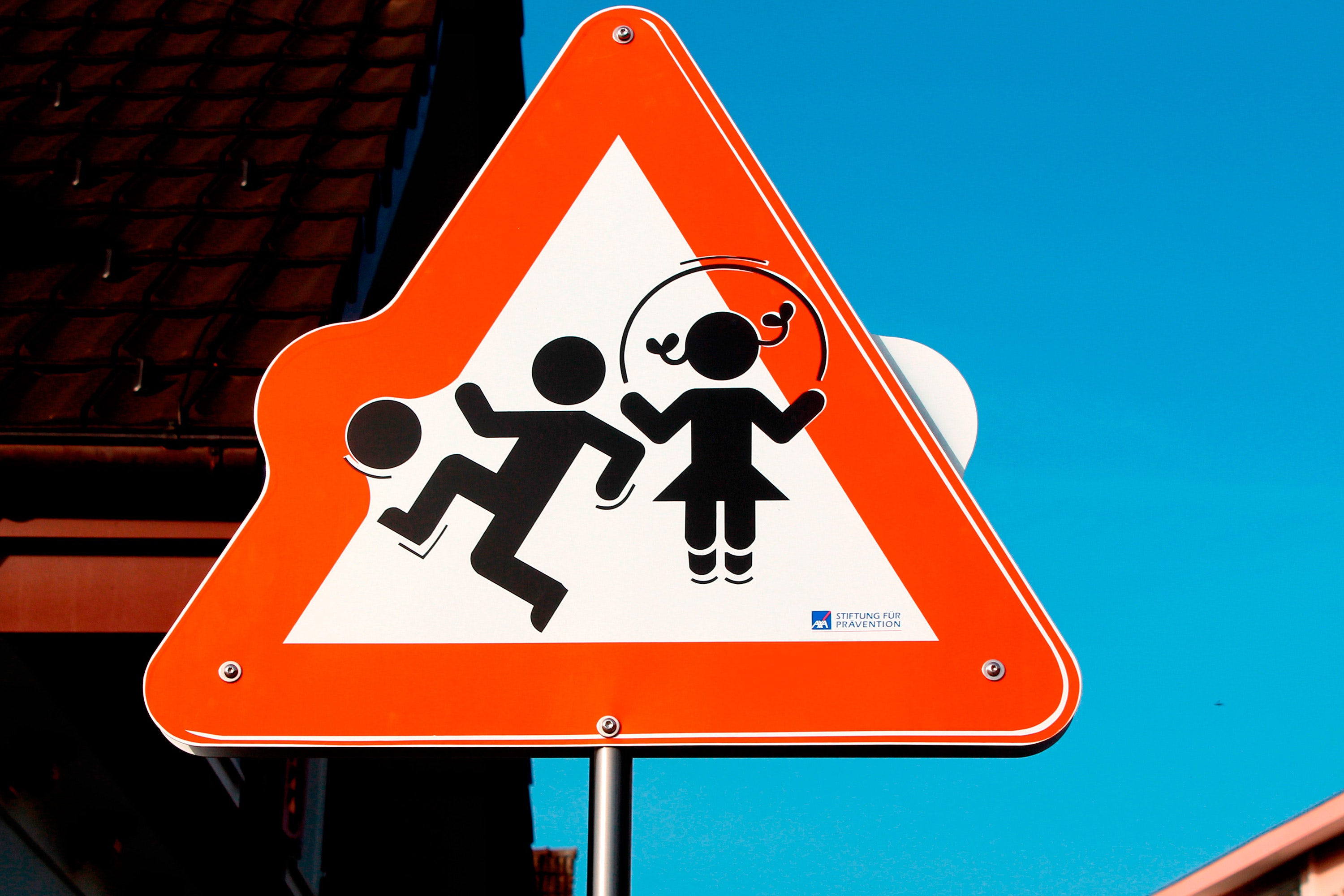 Осторожно дети на дороге. Знак «дети». Дорожные знаки для детей. Дорожный знак осторожно дети. Знак «осторожно дети».